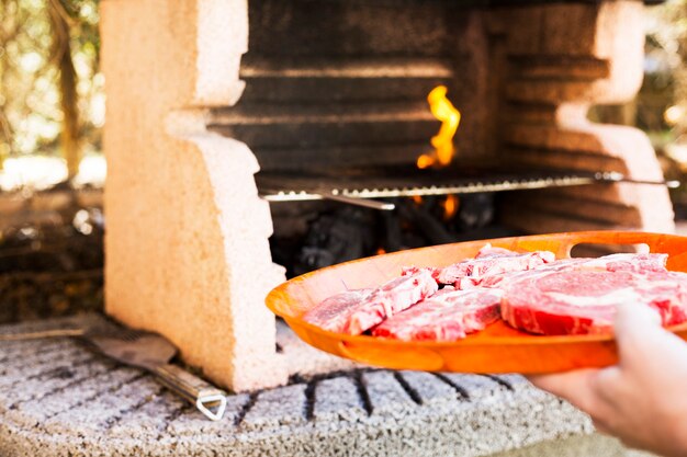 Rohes Rinderfilet auf Plastikplatte für das Grillen im Grill