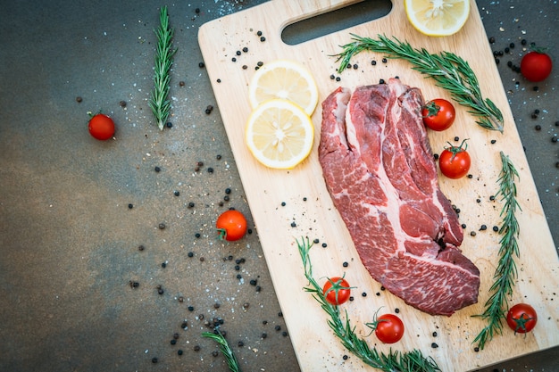 Rohes rindfleisch auf schneidebrett