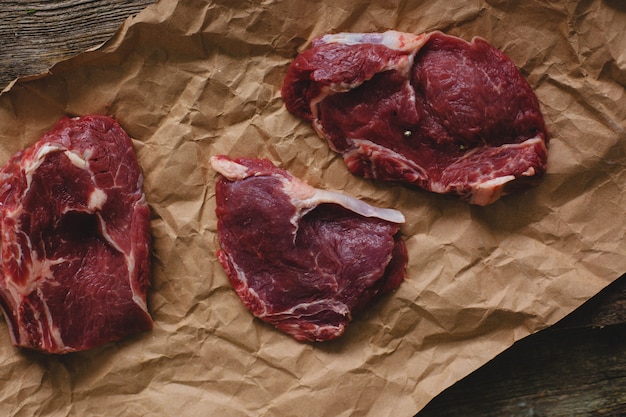 Rohes Steak auf braunem Papier