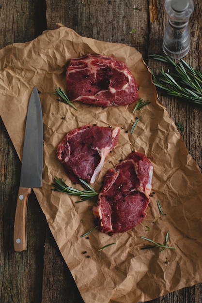 Rohes Steak auf braunem Papier