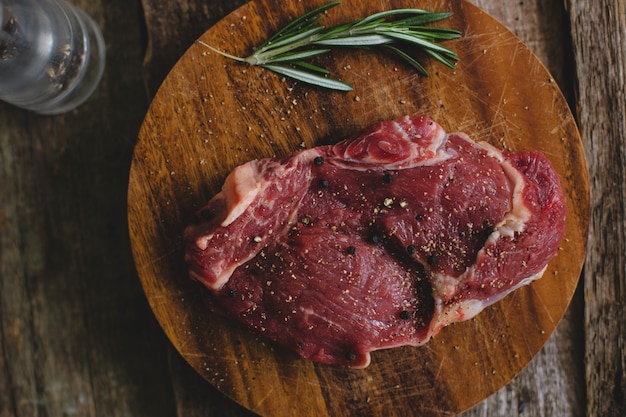 Rohes Steak auf braunem Papier