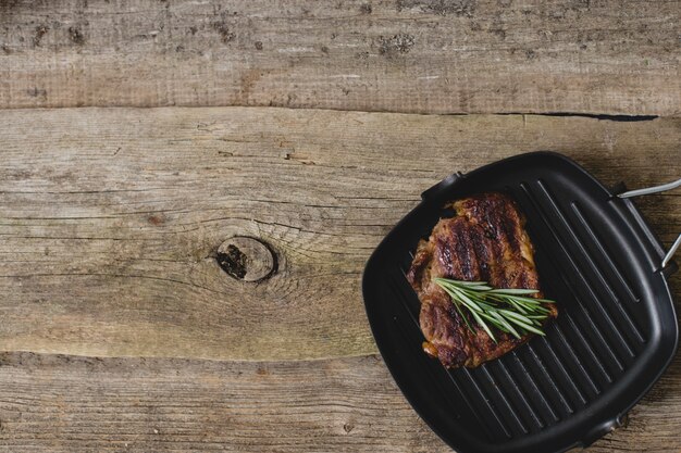 Rohes Steak auf Pfanne