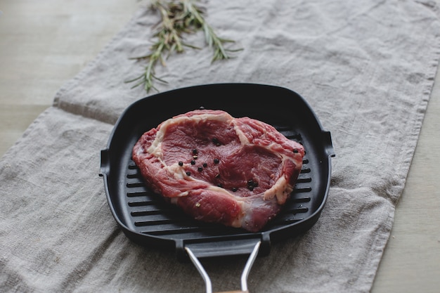 Rohes Steak auf Pfanne