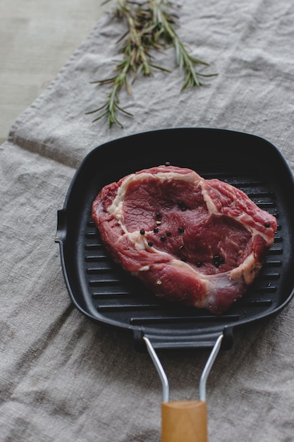 Rohes Steak auf Pfanne