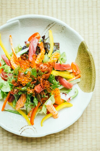Rohes und frisches Sashimi-Fischfleisch mit Gemüse