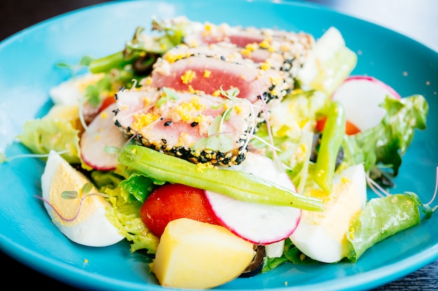 Rohes und frisches Thunfischfleisch mit Sesam und Salat