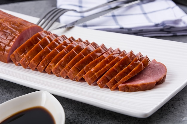 Rolle von Fleisch in Scheiben geschnitten