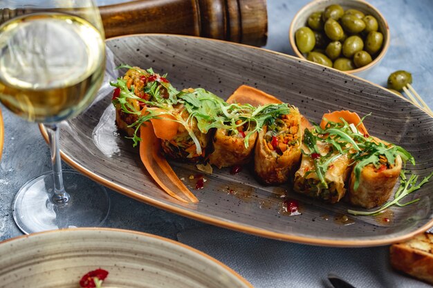 Rollen Sie mit Gemüse Körner Rucola Karotte Paprika Seitenansicht