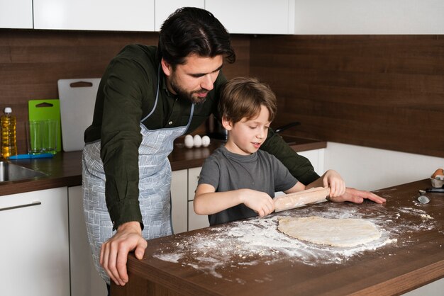 Rollenteig des kleinen Jungen zu Hause