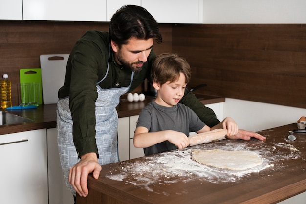 Rollenteig des kleinen Jungen zu Hause