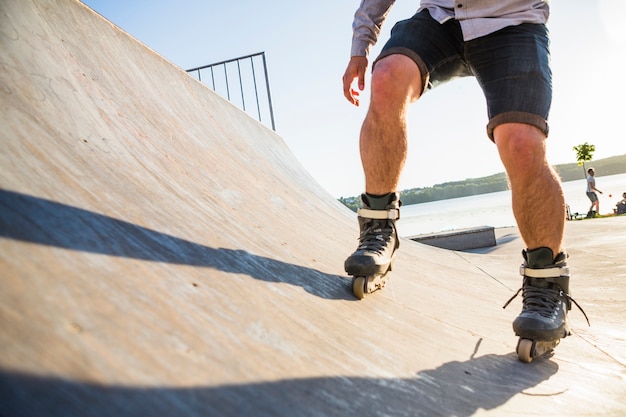 Rollerskater Bein Rollerskating im Skatepark