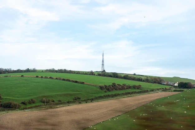 Rolling Hill und ein Pylon in der Nähe der neuen Straße in Richtung Weymouth, Dorset, UK