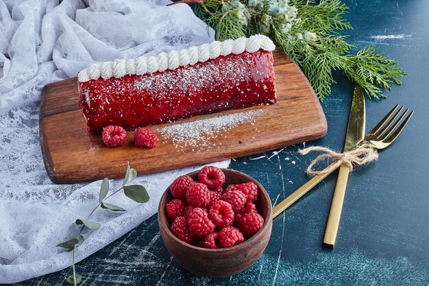 Rollkuchen mit Himbeersirup oben, Draufsicht.