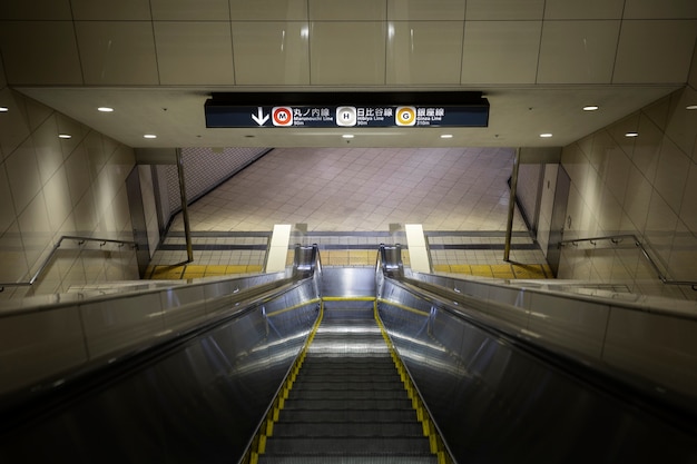 Kostenloses Foto rolltreppe der u-bahn