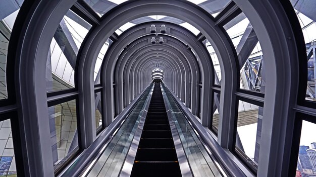 Rolltreppe, Fenster, Innenraum im architektonischen Gebäude perspertiv