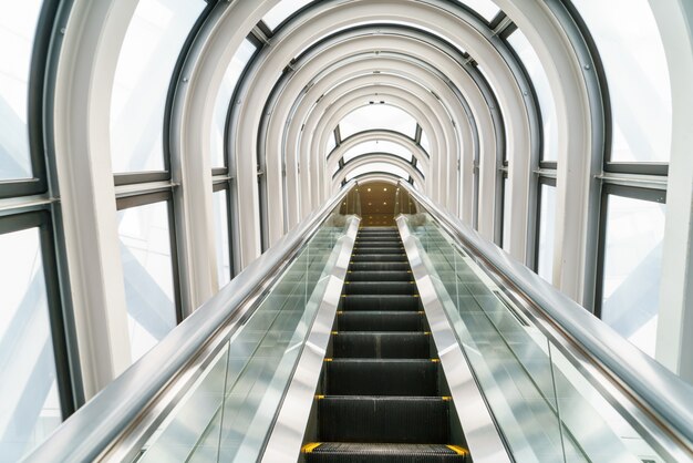 Rolltreppe im modernen Gebäude