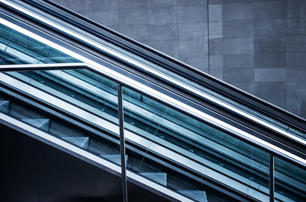 Rolltreppen in einem Gebäude mit grauen Wänden