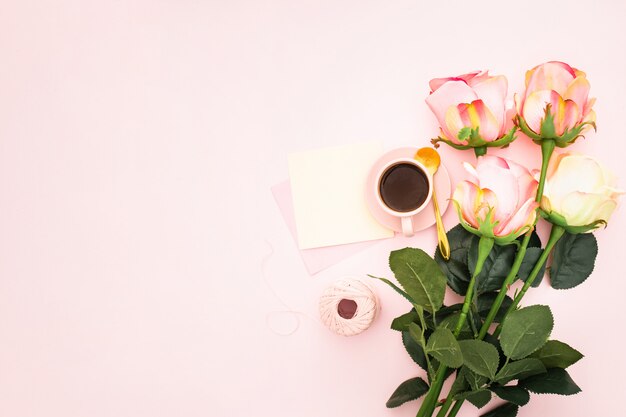 Romantisch zu Rosen und Kaffee