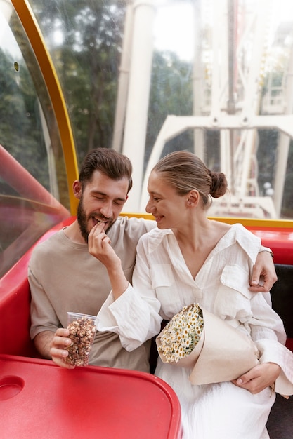 Kostenloses Foto romantisch zu zweit am riesenrad im park