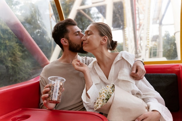 Romantisch zu zweit am riesenrad im park