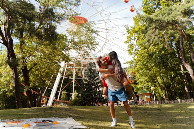 Kostenloses Foto romantisch zu zweit am riesenrad im park