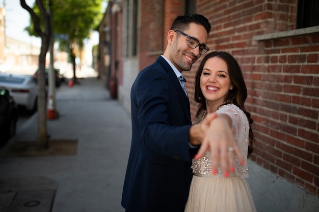 Kostenloses Foto romantisch zu zweit in der stadt mit verlobungsring