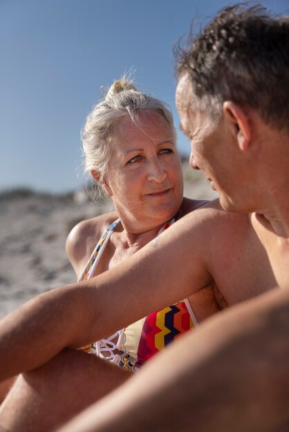 Romantische alte Leute bei Strandseitenansicht