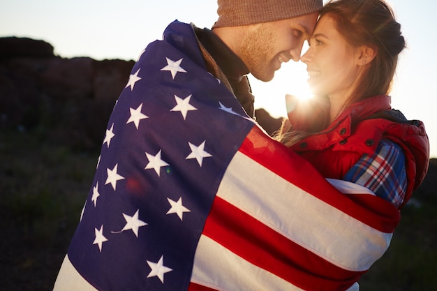 Romantische amerikanische Paare am Sonnenuntergang