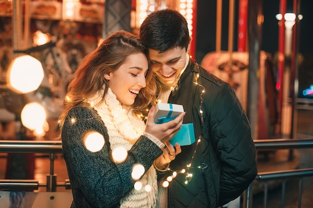 romantische Überraschung zu Weihnachten, Frau erhält ein Geschenk von ihrem Freund