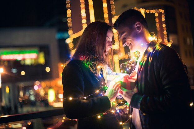 romantische Überraschung zu Weihnachten, Frau erhält ein Geschenk von ihrem Freund