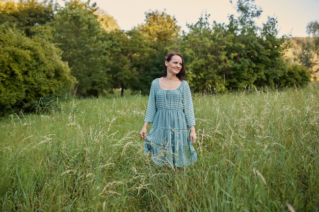 Romantische Frau der Schönheit draußen