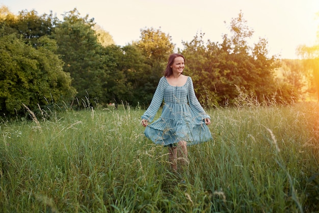 Romantische Frau der Schönheit draußen