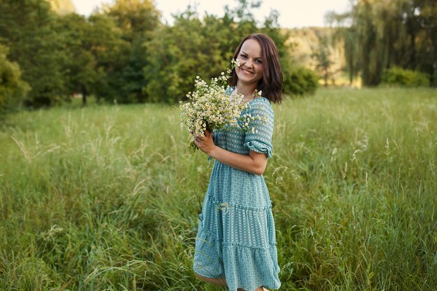 Romantische Frau der Schönheit draußen