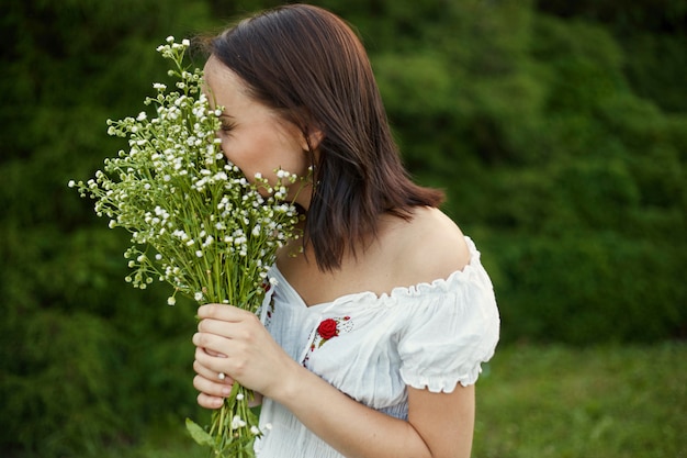 Romantische Frau der Schönheit draußen