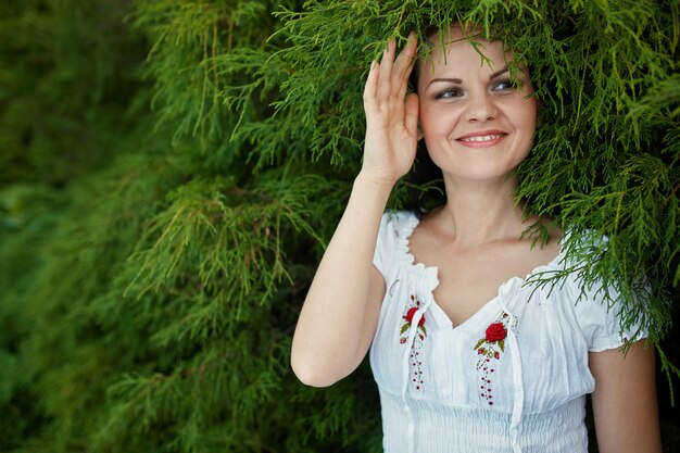 Romantische Frau der Schönheit draußen