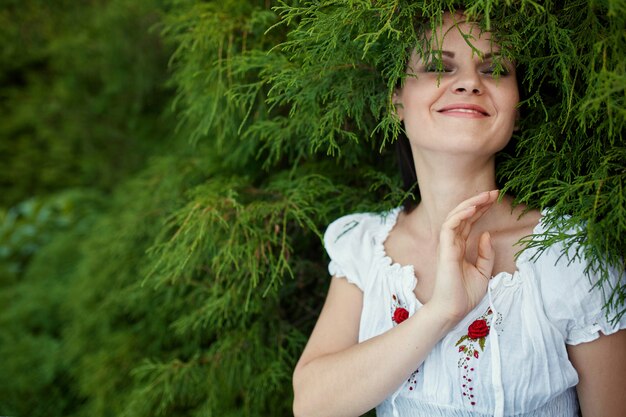 Romantische Frau der Schönheit draußen