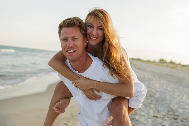 Romantische Momente eines glücklichen europäischen verliebten Paares, das tropischen Urlaub am Strand genießt.