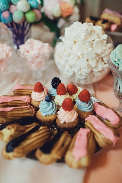 Kostenloses Foto romantische mousse bunte elemente süßigkeiten