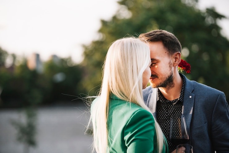 Kostenlose Foto romantische paare, die an draußen sich lieben