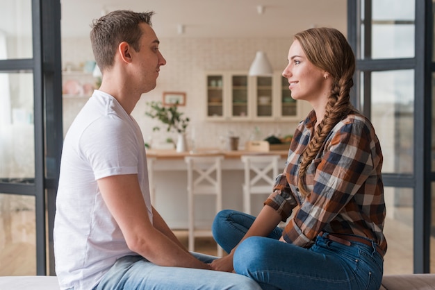 Romantische Paare in der Liebe, die Hände zusammenhalten sitzt