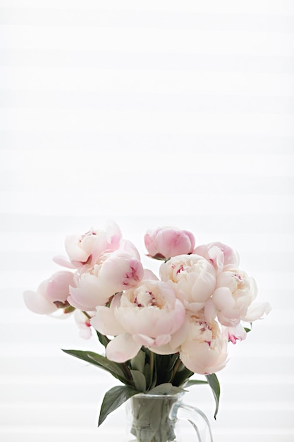 Romantische Pfingstrosen auf hellem Hintergrund Femininer Blumenstrauß für eine Hochzeit oder einen Geburtstag