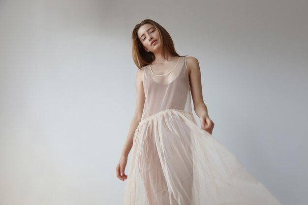 Romantische zarte Frau in den Kleidern der transparenten Ballerina