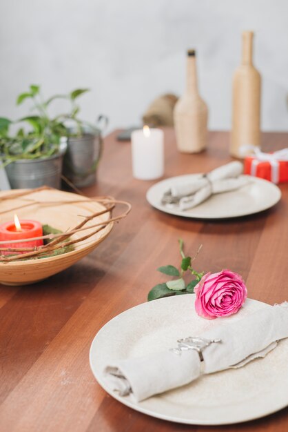 Romantisches Abendessen mit Rose