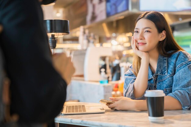 Romantisches, attraktives, hübsches asiatisches Paar, das froh ist, seinen Freund zu treffen, der im Café-Coffee-Shop kommt Liebe Dating Food Lifestyle-Konzept