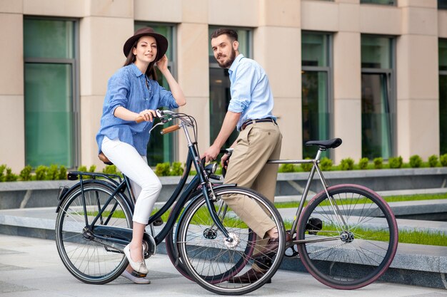 Romantisches Datum des jungen Paares auf Fahrrädern