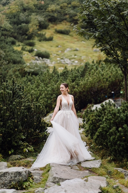 Romantisches Hochzeitspaar im Liebesstand des Seeaugensees in Polen. Tatra Berge.