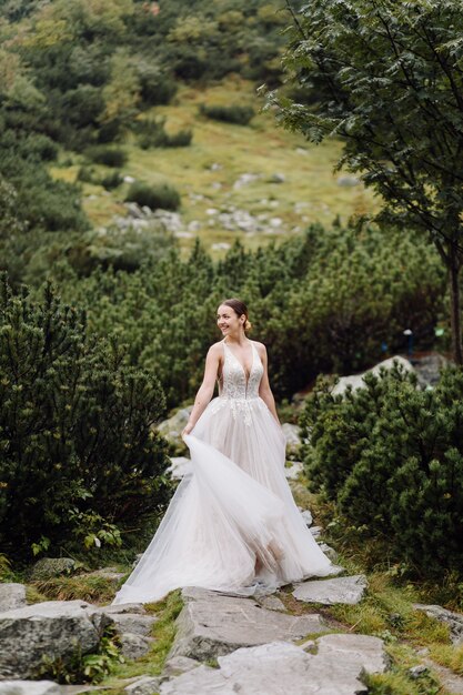 Romantisches Hochzeitspaar im Liebesstand des Seeaugensees in Polen. Tatra Berge.