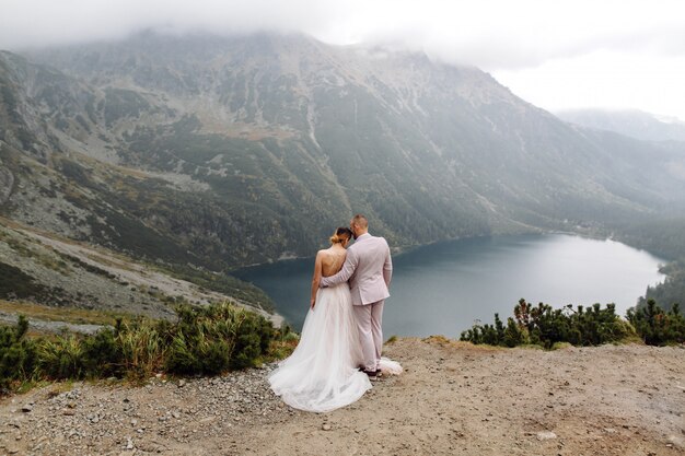 Romantisches Hochzeitspaar im Liebesstand des Seeaugensees in Polen. Tatra Berge.
