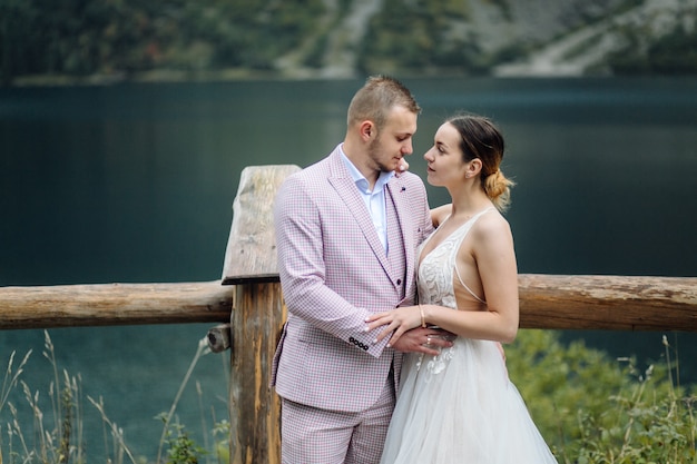 Romantisches Hochzeitspaar im Liebesstand des Seeaugensees in Polen. Tatra Berge.