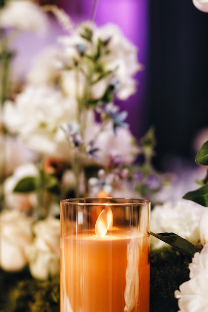 Romantisches hochzeitstischdekorationsdekor mit großen üppigen blumensträußen einschließlich weißer rosen ranunc ... Premium Fotos
